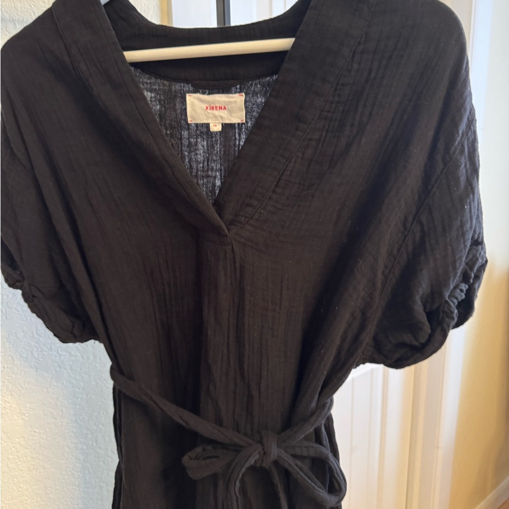 XiRENA Black V-Neck Garment